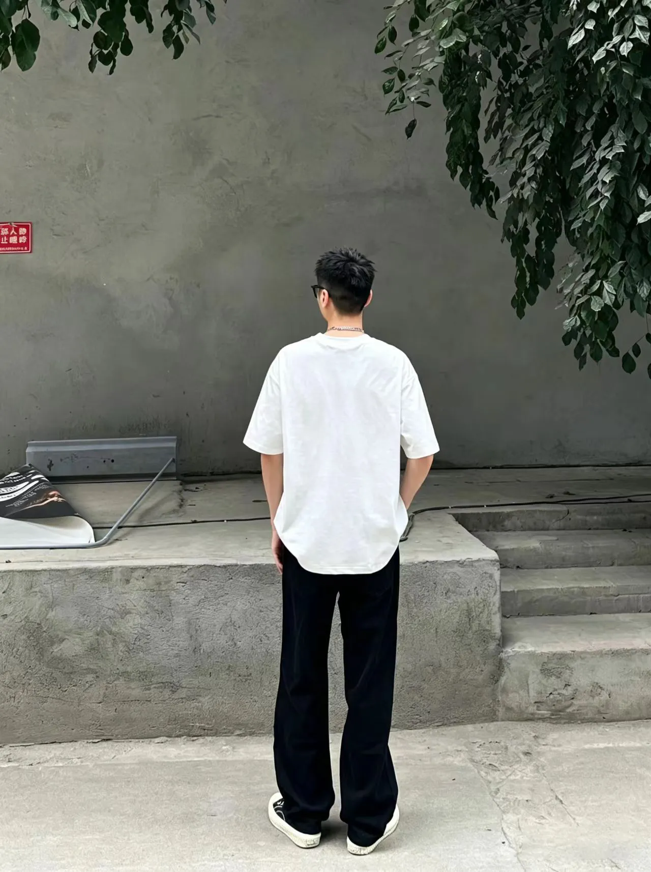 √